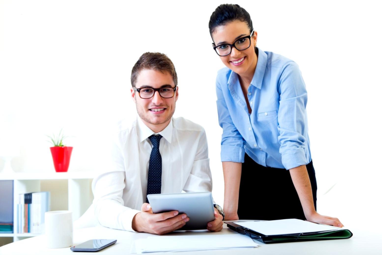 Profesional analizando estados financieros con gráficos de tendencias empresariales