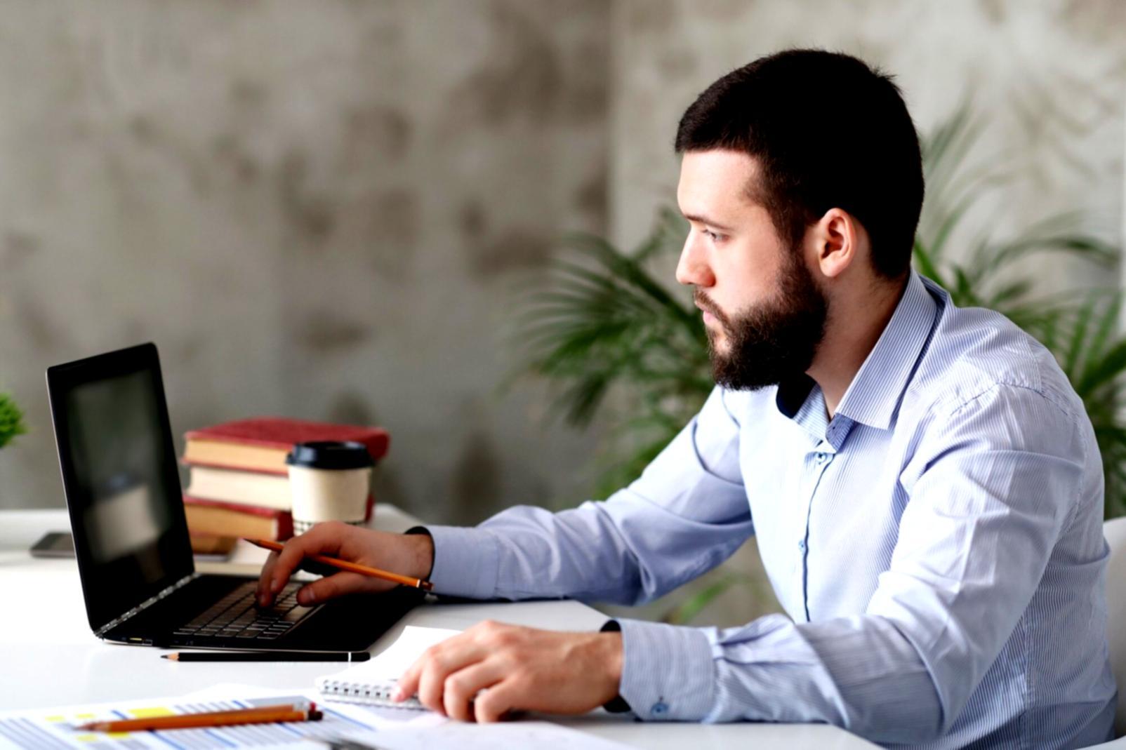 Documentos financieros sobre mesa de trabajo mostrando análisis detallado